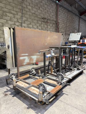 Un lot comprenant deux paravents, chandelles, tréteaux.