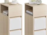 une paire de tables de chevet avec des tiroirs et une horloge posée dessus