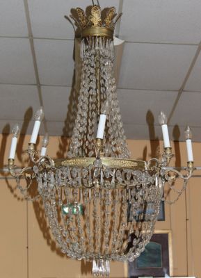 un lustre suspendu au plafond d'une pièce