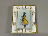 une image représentant une petite assiette sur laquelle figure une femme en robe jaune