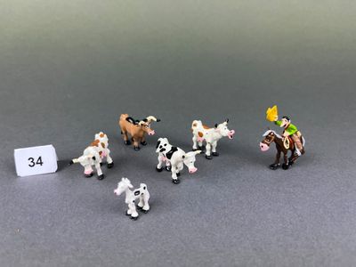 tout un tas de petits animaux en peluche posés sur une table