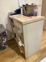 CAISSE en bois stratifié faux chêne et finition béton.