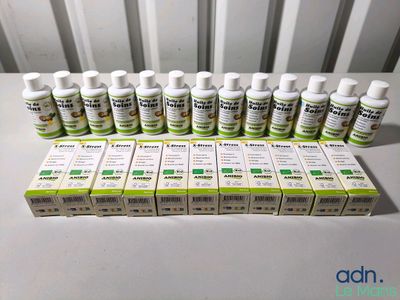 plusieurs flacons de médicaments empilés les uns sur les autres sur une table