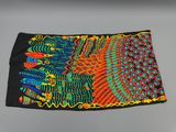 un gros plan d'une écharpe multicolore posée sur une surface grise