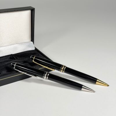 lot de deux stylos à bille noirs et dorés, présentés dans un coffret noir