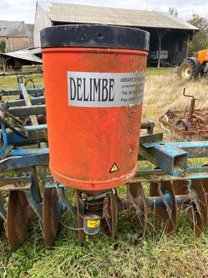 un seau rouge posé sur une charrue bleue