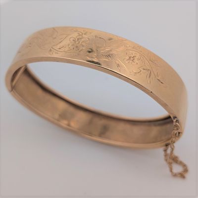 un gros plan sur un bracelet en or entouré d'une chaîne