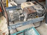 une petite machine posée sur le sol