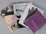 trois livres sont empilés sur une table