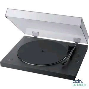 la platine est noire et est équipée d'un couvercle transparent