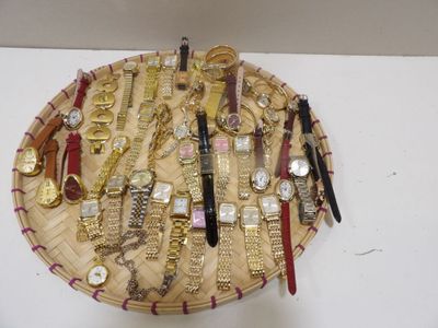 de nombreux modèles de montres exposés sur un plateau