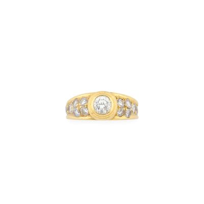 une bague en or jaune et diamants