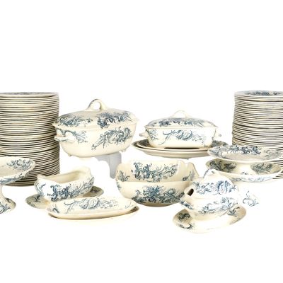 beaucoup d'assiettes et de tasses sur la table