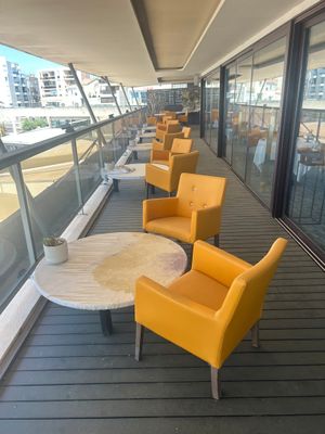 de nombreuses chaises et tables sur le pont d'un bateau de croisière