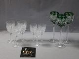 six verres à vin et un livre sur la table