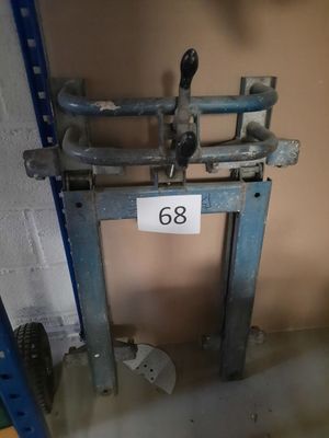 Lève-meuble en métal laqué bleu - Photo 1