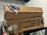 une pile de boîtes empilées les unes sur les autres