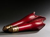 deux chaussures rouges posées sur une table