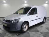 la camionnette blanche est garée sur le sol en damier d'une pièce