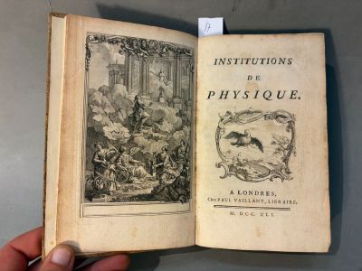 un livre ouvert sur lequel figure l'image d'un homme à cheval, avec une femme à cheval en arrière-plan