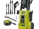 une pompe électrique verte avec des outils et des accessoires, sur fond blanc