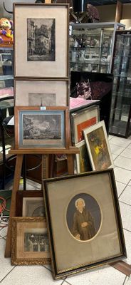 beaucoup de photos encadrées par terre dans un magasin