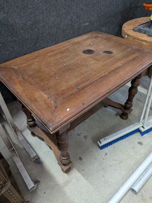 une table en bois avec un trou au milieu
