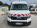 une camionnette blanche à rayures rouges et blanches garée sur un parking