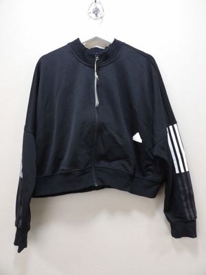 un gros plan d'une veste noire accrochée au mur