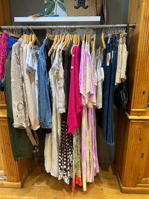 beaucoup de vêtements suspendus à un portant dans un placard