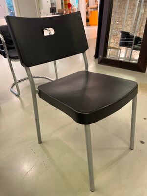 11 Chaises IKEA en PVC noir, Dossier à prise, Piétement méta…