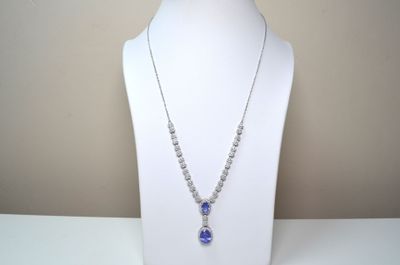 collier orné de pierres bleues et blanches sur un mannequin blanc