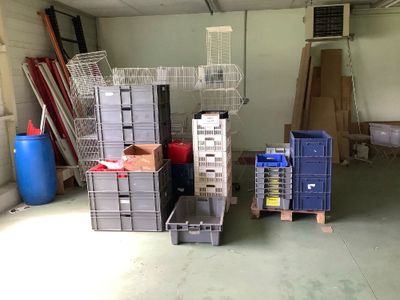 de nombreux cartons et caisses dans le garage d'un immeuble