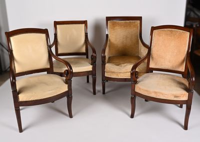 Trois fauteuils et une bergère en bois naturel et placage d'…