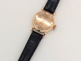 gros plan d'une montre-bracelet sur une surface blanche
