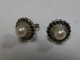 une paire de boucles d'oreilles ornées de perles et de diamants