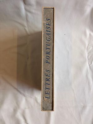 un livre posé sur un drap blanc