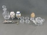 beaucoup d'objets en verre qui se trouvent sur la table