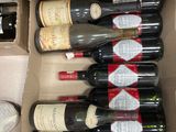 plusieurs bouteilles de vin se trouvent dans un carton sur une table