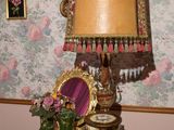 une table sur laquelle sont posés une lampe et un miroir