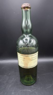 une vieille bouteille de whisky posée sur une table