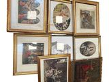 de nombreuses photos encadrées sur le mur de cette pièce