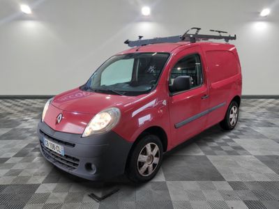 une photo d'une camionnette rouge garée dans un garage