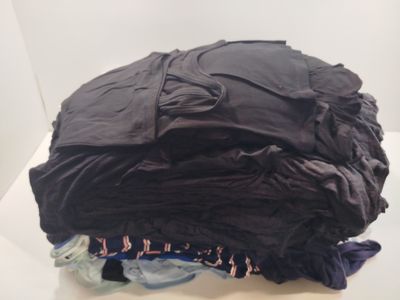 une pile de vêtements posée sur une table, sur fond blanc