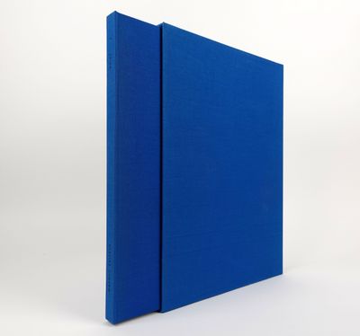 un livre bleu sur fond blanc, avec un fond blanc