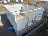 un camion blanc garé sur le parking
