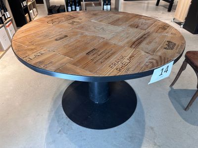 une table en bois avec un piètement en métal dans un magasin