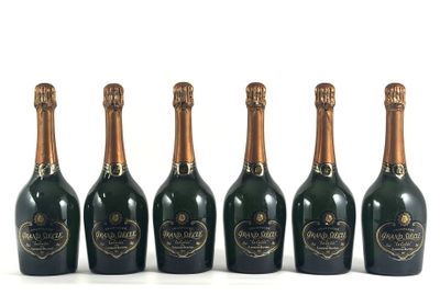 six bouteilles de champagne alignées