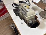 une machine à coudre posée sur une table