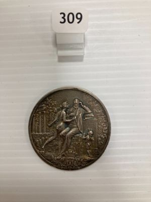 gros plan d'une pièce de monnaie sur laquelle figure un homme